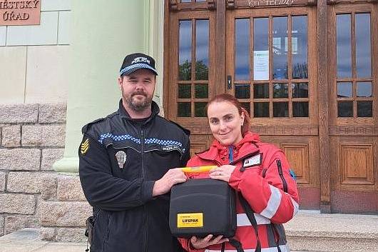 Zástupci města Tanvald předali strážníkům městské policie a členům Českého červeného kříže Místní skupiny Tanvald přístroj AED.