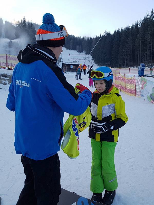 Skiareál Tanvaldský Špičák i díky technickému sněhu nabízí optimální podmínky pro lyžování na všech čtyřech sjezdovkách. Funguje lyžařská škola i půjčovna.