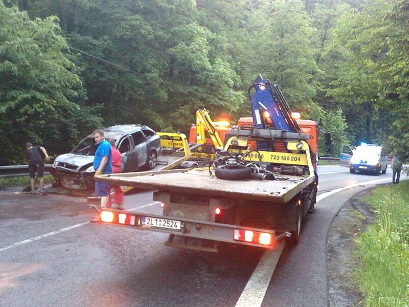 Další nehoda motorkáře v železnobrodských serpentinách. K vážné dopravní nehodě došlo v pátek krátce před 19 hodin v zatáčkách nad Železným Brodem v místě zvaném u Muchomůrek. Shořela motorka i osobní automobil.