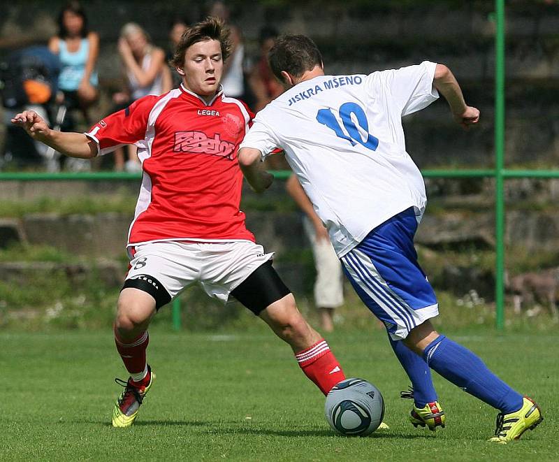 Mšeno na domácím hřišti utrpělo debakl od Nové Paky (v červeném). Jiskra prohrála 2:7.