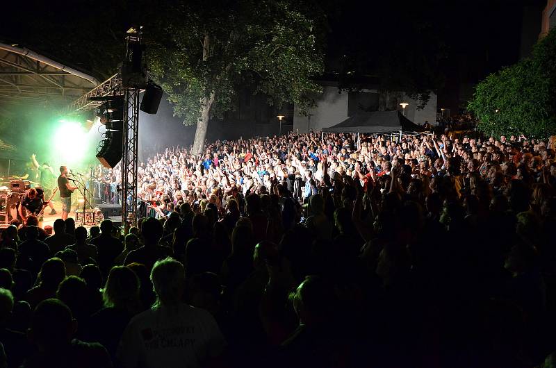 Na Letní scénu v Jablonci se přivalila TSUNAMI. Koncertovala zde kapela Divokej Bill na své jedné zastávce při letošním Lobkowicz Tour. Nabitý otevřený amfiteátr pojmul na 1700 fanoušků této skupiny.