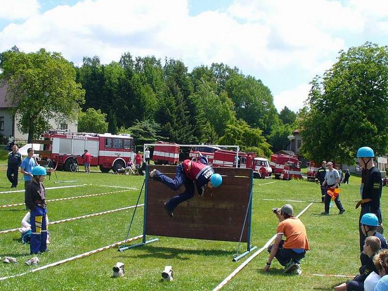 Okresní kolo soutěže v požárním sportu Plamen se konalo v sobotu na fotbalovém hřišti v Radčicích. Skvěle si vedla družstva ze Zlaté Olešnice. Mladí hasiči zvítězili v kategorii starší i mladší. 