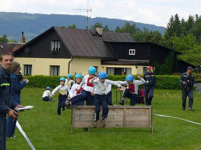 Okresní kolo soutěže v požárním sportu Plamen se konalo v sobotu na fotbalovém hřišti v Radčicích. Skvěle si vedla družstva ze Zlaté Olešnice. Mladí hasiči zvítězili v kategorii starší i mladší. 