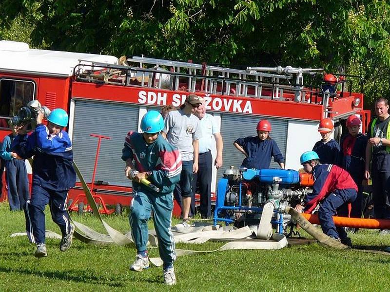 Okresní kolo soutěže v požárním sportu Plamen se konalo v sobotu na fotbalovém hřišti v Radčicích. Skvěle si vedla družstva ze Zlaté Olešnice. Mladí hasiči zvítězili v kategorii starší i mladší. 