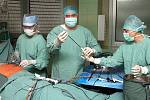 Jablonecká nemocnice je proslulá laparoskopickými zákroky, což v úterý potvrdili lékaři při laparoskopické operaci nádoru na nadledvince. 