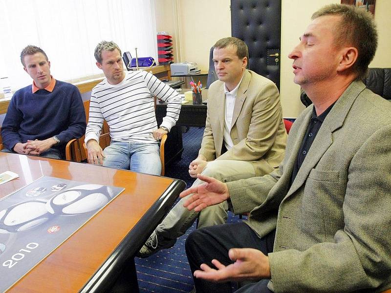 Fotbalisté z klubu FK Baumit Jablonec nad Nisou předali peněžní dar padesát tisíc korun pediatrickému oddělení jablonecké nemocnice.