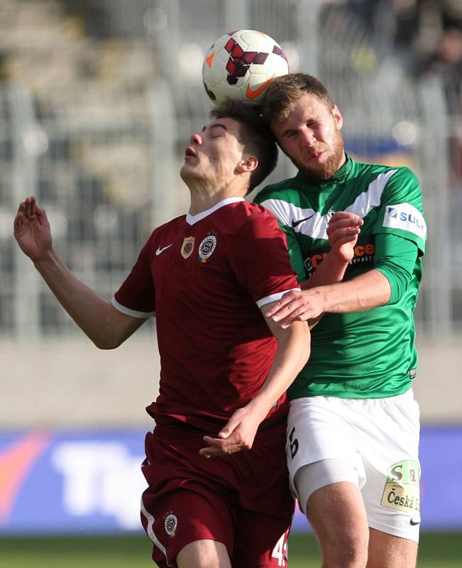 Jablonec porazil Spartu v prvním semifinále Poháru České pošty 3:1. Na snímku je Patrik Schick ze Sparty a Marek Kysela z Jablonce.