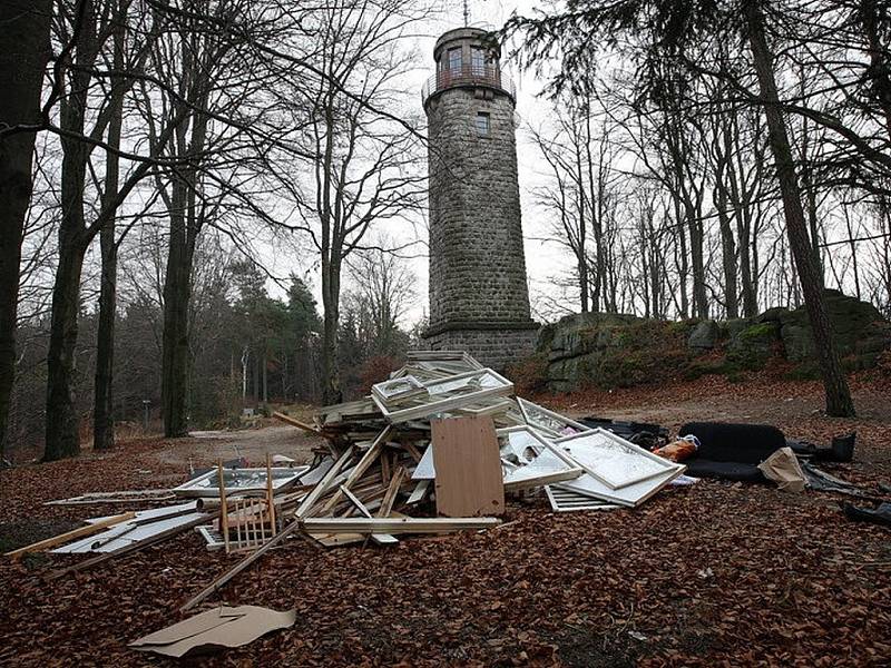 V úterý hyzdila okolí rozhledny hromada starých oken a interiér vozidla. Výměna oken je ekonomickou záležitostí, měla by zůstat ale i ekologickou, což v tomto případě pachatele nezajímalo.