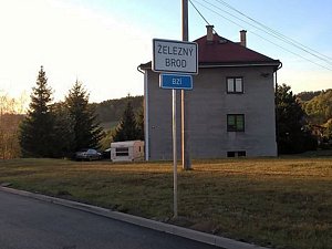 Obyvatelé vesničky Bzí, části Železného Brodu, jsou pobouřeni změnou značení u nově zrekonstruované silnice.