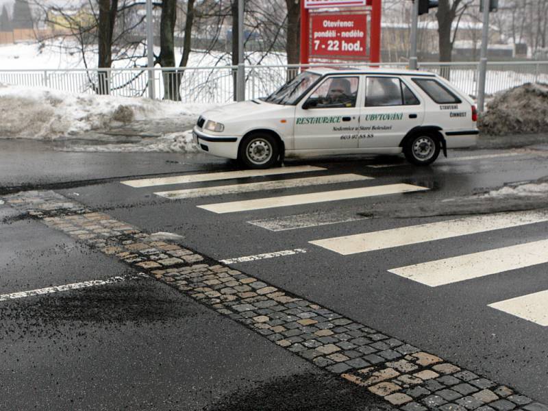 Překopy na silnici u nového Kauflandu.