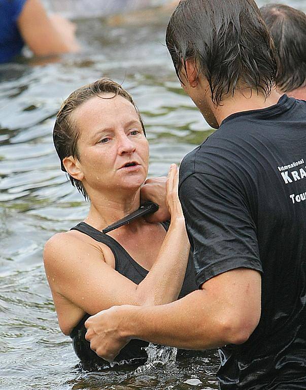 Krav Maga. V pátek probíhaly nácviky ve vodě na hejnickém koupališti.