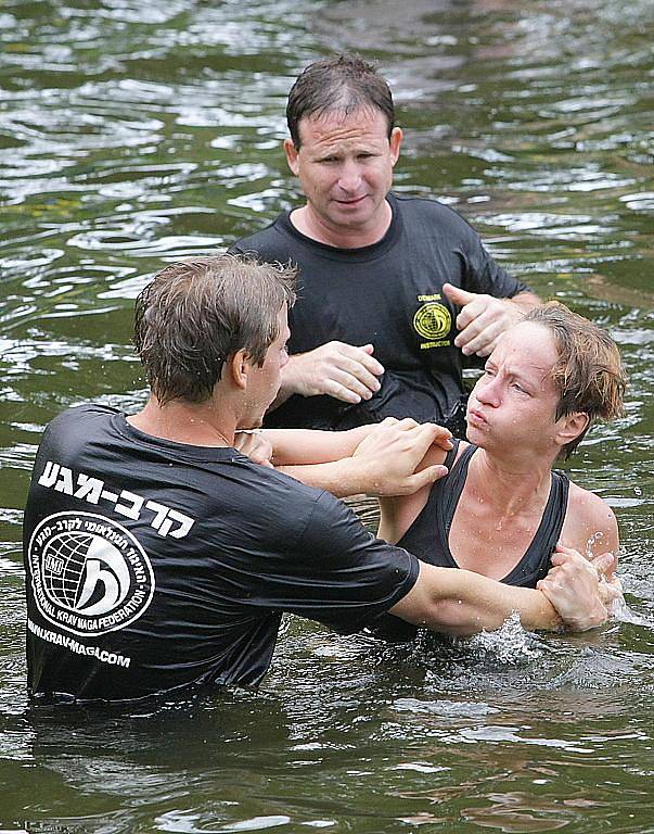 Krav Maga. V pátek probíhaly nácviky ve vodě na hejnickém koupališti.