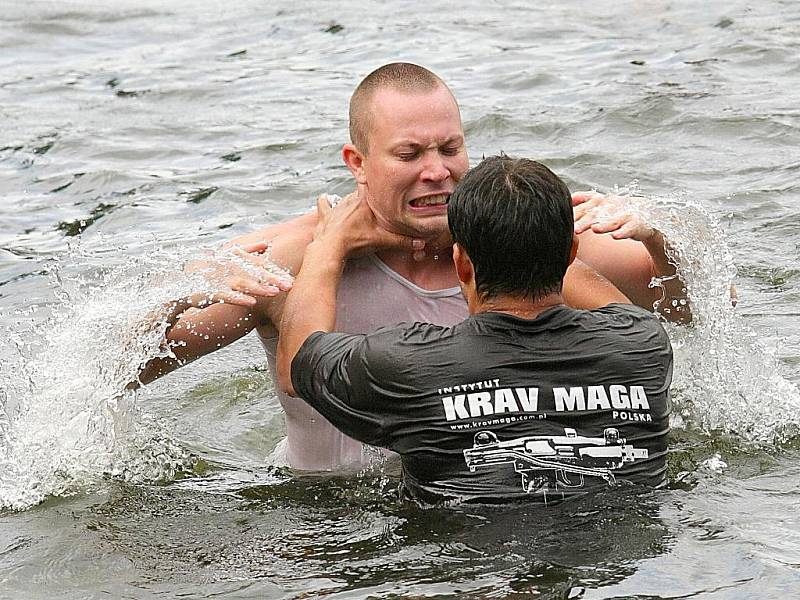 Krav Maga. V pátek probíhaly nácviky ve vodě na hejnickém koupališti.