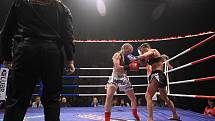 Páté Night of Warriors diváky nadchlo. Zápas o profi titul mistryně ČR v lowkicku Sandra Mašková (červené rukavice) vs. Lucie Mudrochová.