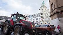 Zemědělci z osmi zemědělských farem a podniků ze Semilska vyrazili ve čtvrtek po poledni k protestní jízdě Turnovem
