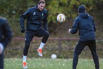 Trénink fotbalistů FK Jablonec (na snímku z 24. října) před zápasem skupiny K Evropské ligy mezi týmy FK Jablonec a FC Astana, který se odehraje 25. října na stadionu Střelnice v Jablonci nad Nisou. Na snímku vlevo je Martin Doležal.