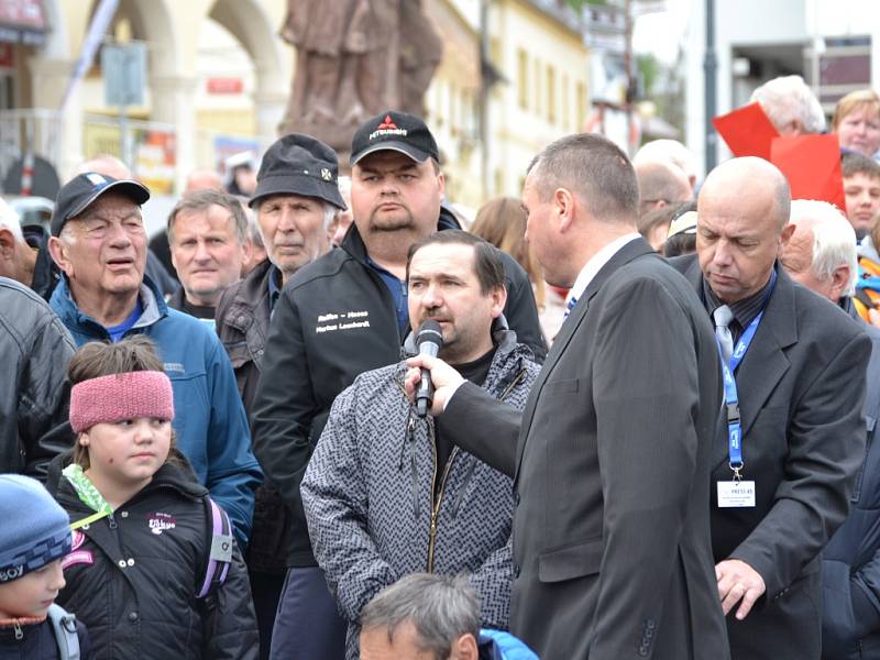 Prezident Miloš Zeman přijel do Jilemnice v doprovodu hejtmana Libereckého kraje Martina Půty. Očekávala je starostka Jana Čechová. 