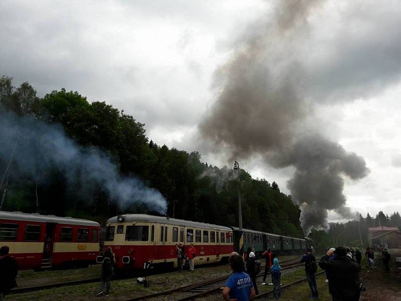 Parní lokomotiva Sedma jezdila o víkendu na trati Kořenov Harrachov. 