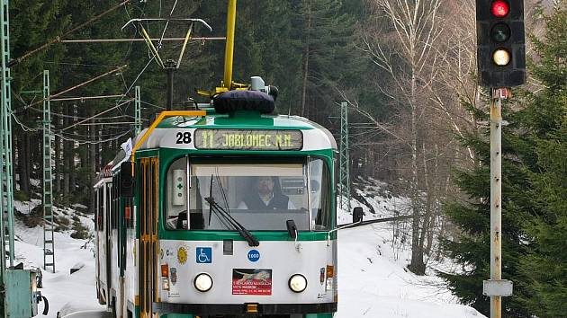 Tramvajová trať mezi Libercem a Jabloncem nad Nisou je dlouhá 13 km. (Na snímku v Zeleném údolí) Jízdní doba je podle jízdního řádu půl hodiny. V celé trase jezdí linka č. 11.
