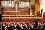 Na benefičním koncertě ve prospěch školy v Ugandě koncertoval v Praze Symfonický orchestr FOK Praha a jablonecký sbor Iuventus, gaude! 