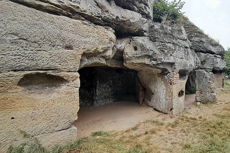 Hrad Kost je jako jeden z mála u nás umístěn nikoliv na kopci, ale v údolí na pískovcovém ostrohu. Najdeme ho v Českém ráji