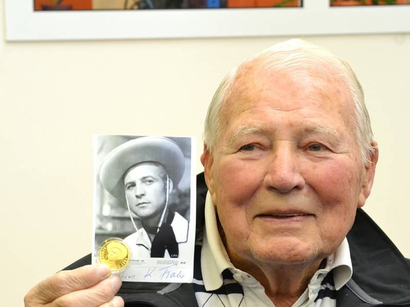 Představitel Limonádového Joe - Karel Fiala si v jablonecké mincovně vyrazil vlastní medaili.
