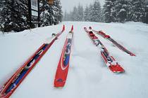 První lyžování letošní sezony v Jizerských horích je sice ještě na lyže "kameňačky", ale první běžkaři už vyrazili.
