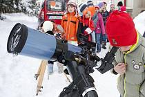 Dětem ze Základní školy v Jablonci nad Nisou Rýnovicích zprostředkovali členové Klubu astronomů Liberecka Aleš Majer a Martin Gembec pohled přes svoji techniku na částečné zatmění Slunce.