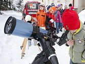 Dětem ze Základní školy v Jablonci nad Nisou Rýnovicích zprostředkovali členové Klubu astronomů Liberecka Aleš Majer a Martin Gembec pohled přes svoji techniku na částečné zatmění Slunce.