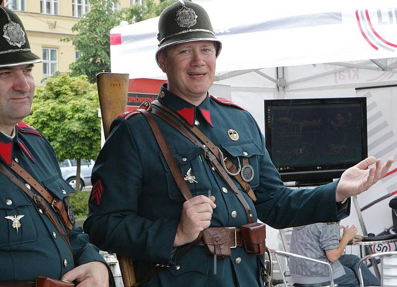 Složky Integrovaného záchranného systému se ve čtvrtek sešly na Horním náměstí v Jablonci, kde záchranáři předvedli práci psů kynologické skupiny, zadržení pachatele nebo součinnost IZS při dopravní nehodě.