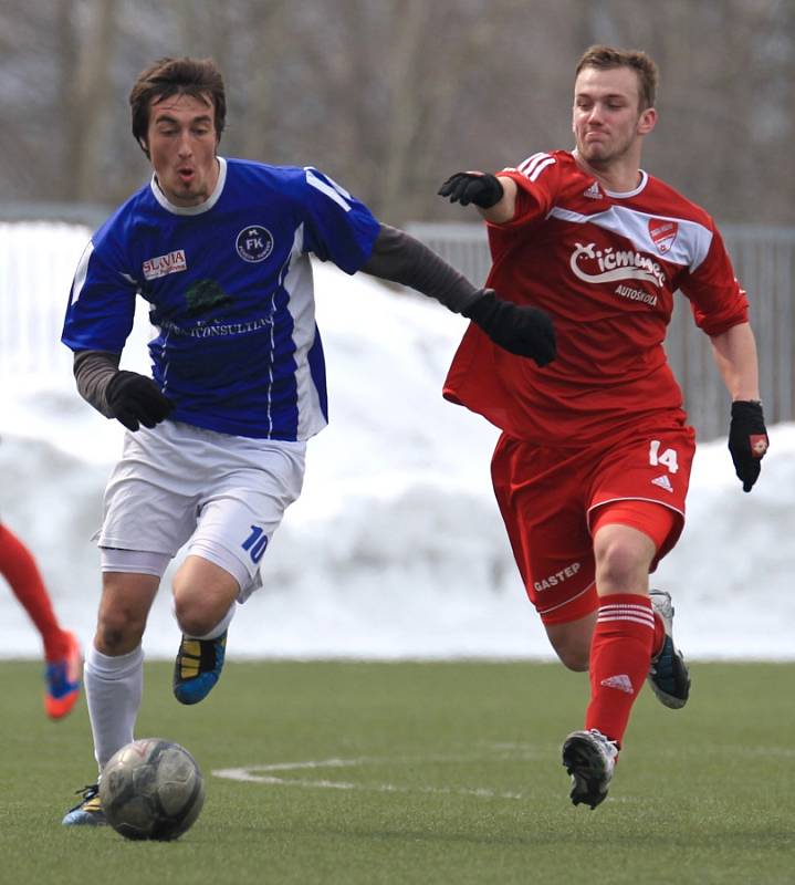 Fotbalisté Mšena jen remizovali s Pěnčínem-Turnovem (v modrém) 0:0.