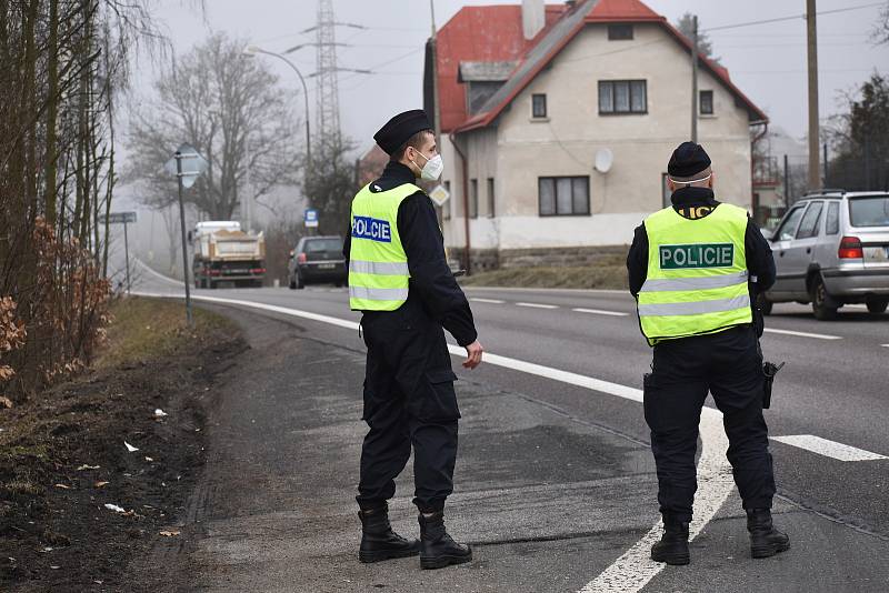 Policisté kontrolují cestující v Libereckém kraji.
