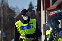 Policejní hlídky kontrolovaly o víkendu pohyb osob po Libereckém kraji. Sobota 6. března