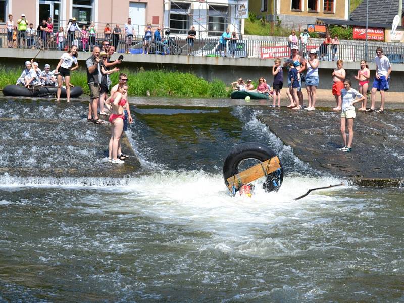 Tradiční neckyáda na Jizeře v areálu Žlutých lázní vyvrcholila sjezdem splavu.