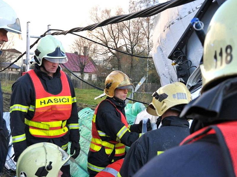 V úterý ráno se převrátil naložený polský kamion na silnici v Pěnčíně. Spolujezdkyni z tahače hasiči museli ze zdemolované kabiny vystříhávat. Zraněnou pak vrtulník letecké záchranné služby transportoval do nemocnice. 