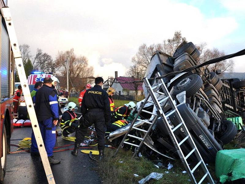 V úterý ráno se převrátil naložený polský kamion na silnici v Pěnčíně. Spolujezdkyni z tahače hasiči museli ze zdemolované kabiny vystříhávat. Zraněnou pak vrtulník letecké záchranné služby transportoval do nemocnice. 