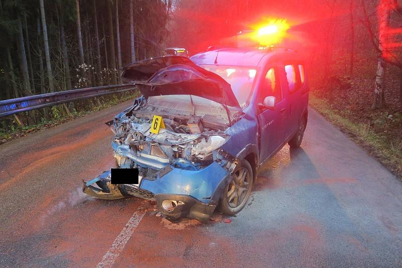 Řidič dostal za Prosečí smyk, narazil do svodidel a poté do jiného auta.