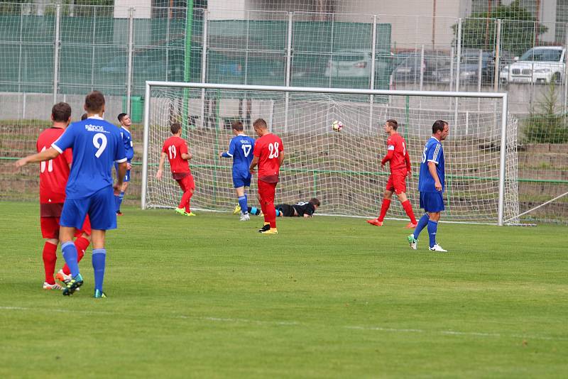 Divize: Mšeno A - Dvůr Králové  2:0 (1:0) Mšeno - červené dresy.