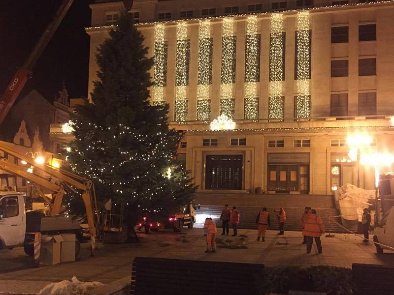 Kvůli nakloněnému kmenu vánoční jedle na Mírovém náměstí se vedení radnice rozhodlo o odstranění stromu kvůli bezpečnosti. Ráno zde začínají Vánoční trhy.