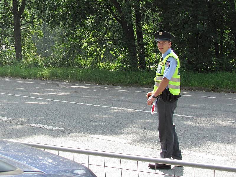 Policie ve spolupráci s ČČK zorganizovala u Malé Skály na Jizeře netradiční dopravní kontrolu. Řidiči po běžné kontrole dokladů a vozidla měli za úkol ošetřit dvě oběti dopravní nehody. Maskování bylo velmi reálné.