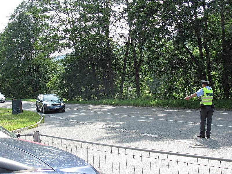 Policie ve spolupráci s ČČK zorganizovala u Malé Skály na Jizeře netradiční dopravní kontrolu. Řidiči po běžné kontrole dokladů a vozidla měli za úkol ošetřit dvě oběti dopravní nehody. Maskování bylo velmi reálné.