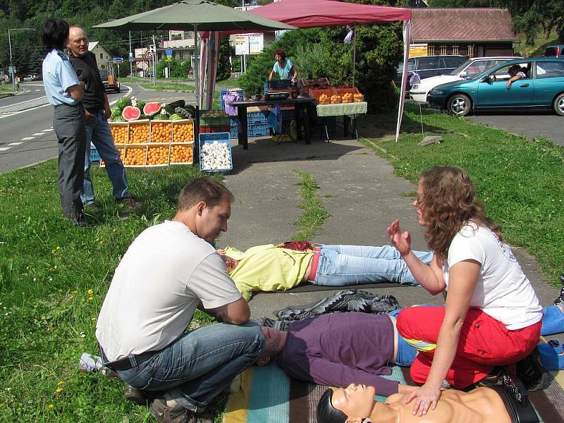 Policie ve spolupráci s ČČK zorganizovala u Malé Skály na Jizeře netradiční dopravní kontrolu. Řidiči po běžné kontrole dokladů a vozidla měli za úkol ošetřit dvě oběti dopravní nehody. Maskování bylo velmi reálné.