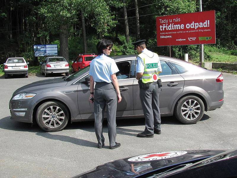 Policie ve spolupráci s ČČK zorganizovala u Malé Skály na Jizeře netradiční dopravní kontrolu. Řidiči po běžné kontrole dokladů a vozidla měli za úkol ošetřit dvě oběti dopravní nehody. Maskování bylo velmi reálné.