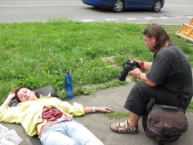 Policie ve spolupráci s ČČK zorganizovala u Malé Skály na Jizeře netradiční dopravní kontrolu. Řidiči po běžné kontrole dokladů a vozidla měli za úkol ošetřit dvě oběti dopravní nehody. Maskování bylo velmi reálné.