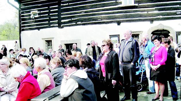 Jiřina Bohdalová mezi lidmi na Boučkově statku na Malé Skále