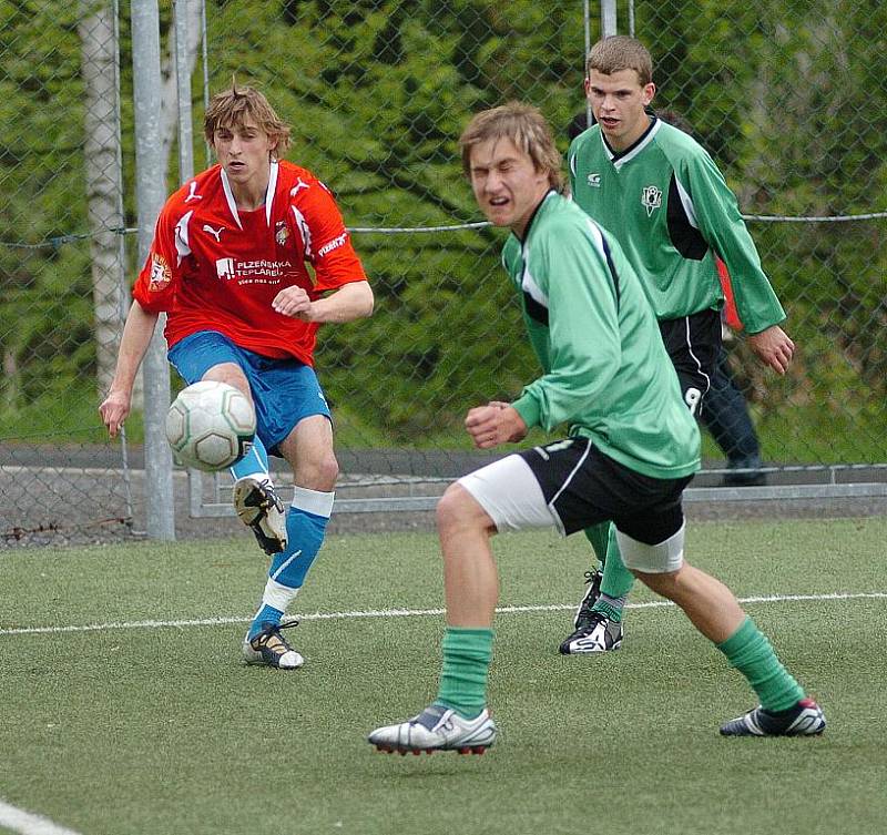 SOUBOJ. Domácí hráči byli u míče většinou dříve než plzeňský soupeř. Důraz Jabloneckých znamenal vítězství 4:2. 