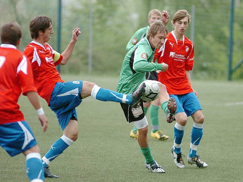 SOUBOJ. Domácí hráči byli u míče většinou dříve než plzeňský soupeř. Důraz Jabloneckých znamenal vítězství 4:2. 