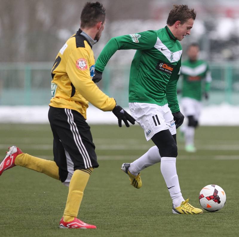 Fotbalisté Jablonce porazili Bohemians Praha 3:2. Na snímku uniká Jan Kopic z Jablonce Davidu Norkovi z Bohemians.