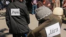 Příznivci cyklistického retro stylu se v sobotu sešli na Jablonecku, aby absolvovali jízdu Cyklostezkou Járy Cimrmana.
