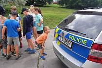 Děti z příměstského tábora v Jablonci navštívily policisty.